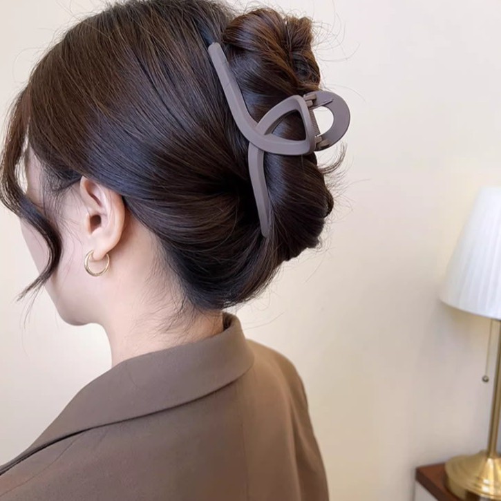Fashionable and simple matte gripper, ins high-end style hair clip, large hair volume, shark clip at the back of the head, headwear Application Scenario