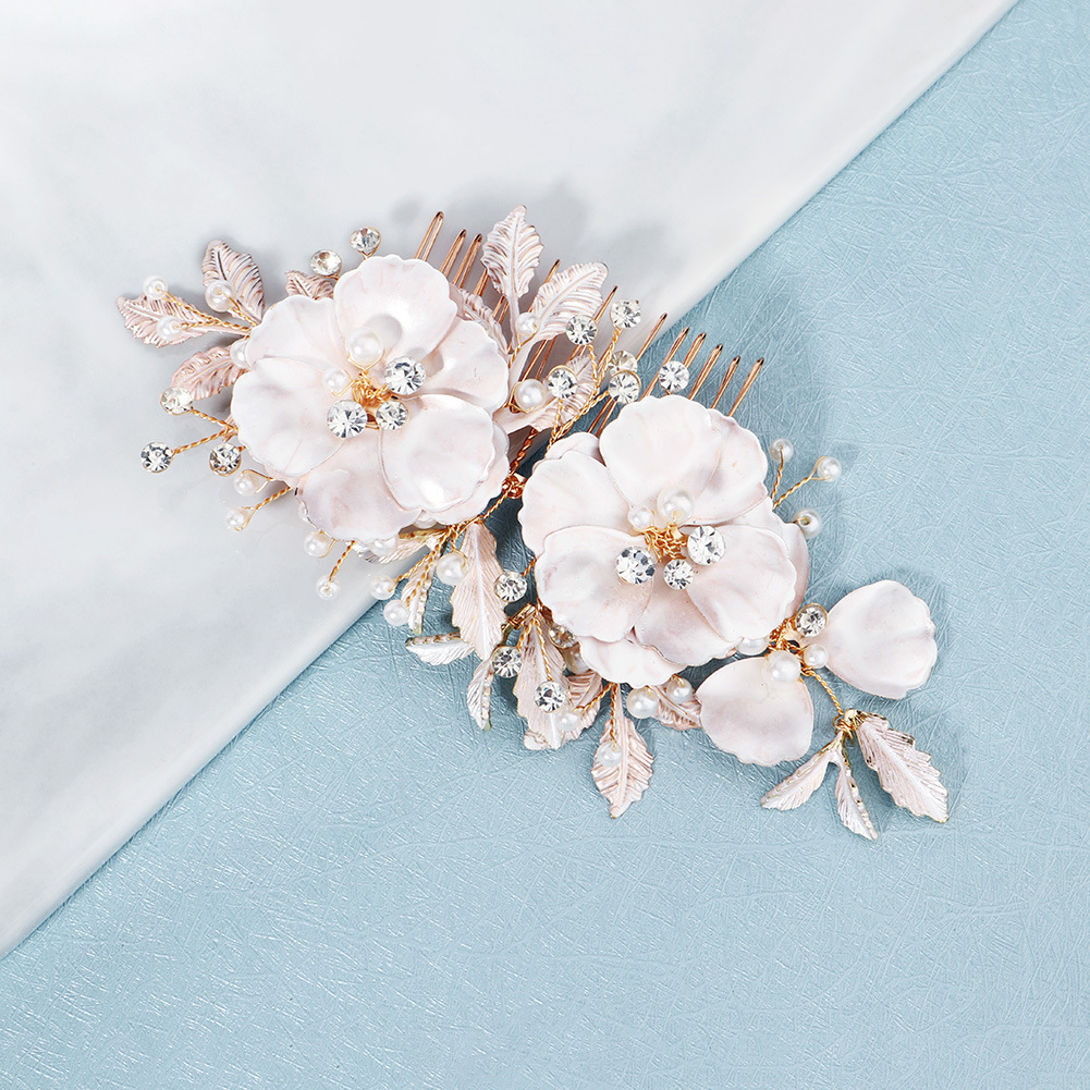 European and American high-end wedding accessories, beautiful flower and pearl combs, elegant handcrafted rhinestone hair combs, bride's updo headwear details Picture