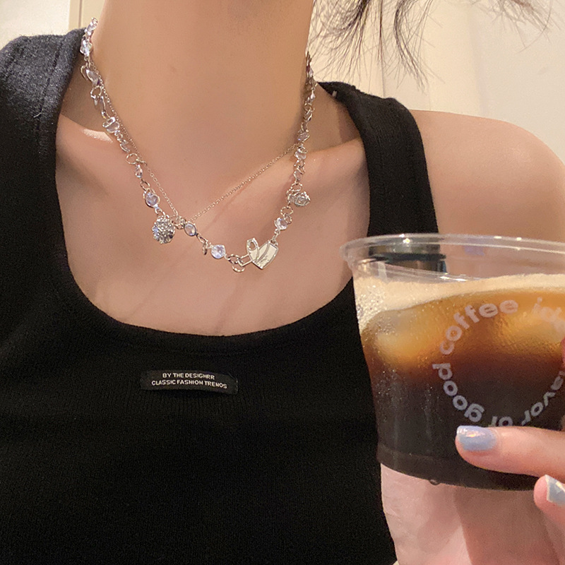 A sweet and cool girl wears a heart-shaped titanium steel necklace. A cold and elegant girl has a zircon collarbone chain and a fashionable and individual necklace full figure