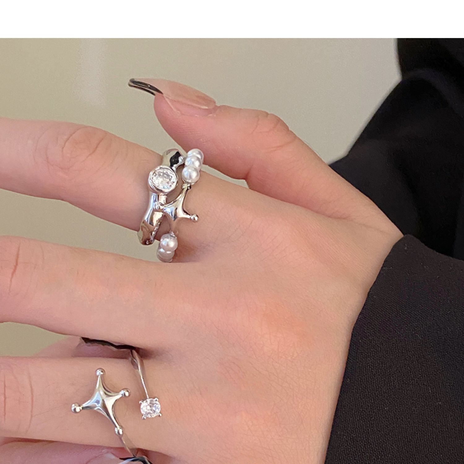 A cold and elegant pearl ring with diamonds and star rays, a trendy and fashionable European and American light luxury niche design for women details Picture
