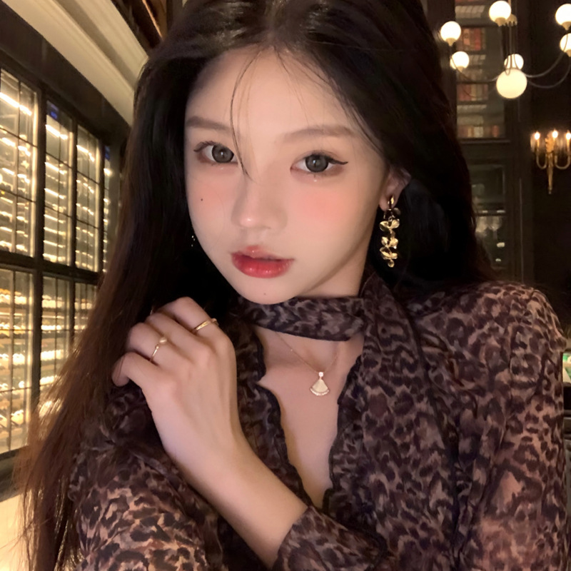 Ginkgo leaf golden earrings, women's tassels, metal stud earrings, light luxury and high-end feel, autumn and winter flower earrings and earrings details Picture