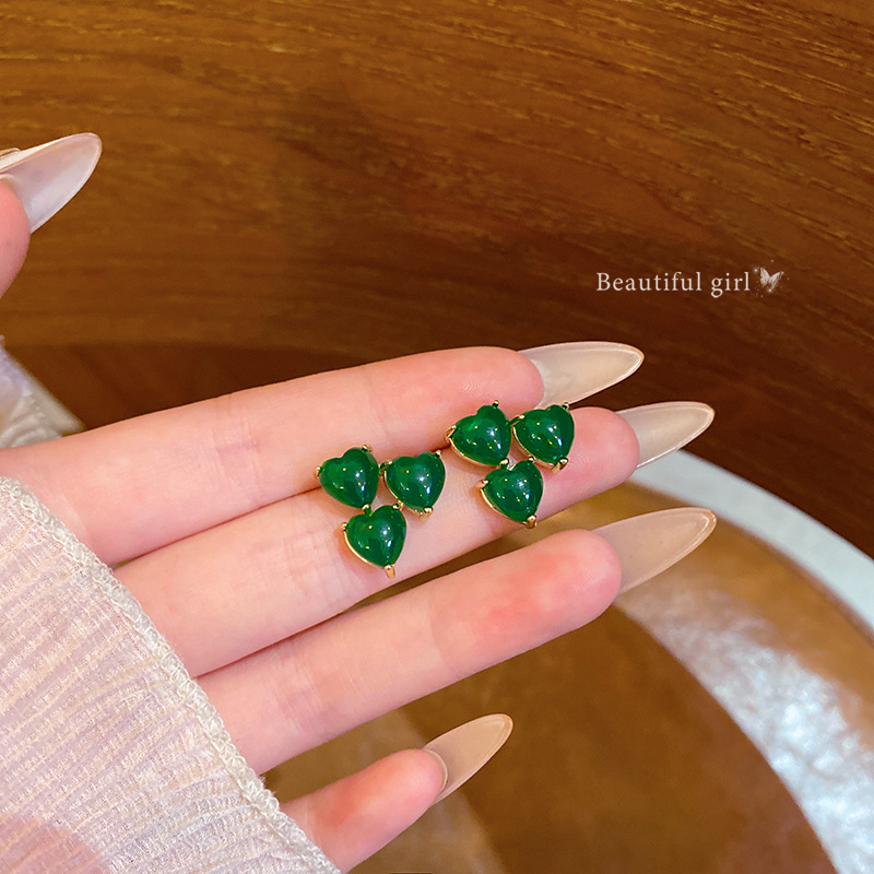 Exquisite green heart-shaped stud earrings for women, sweet forest-themed, fresh and delicate flower earrings, versatile and elegant, high-end earrings full figure