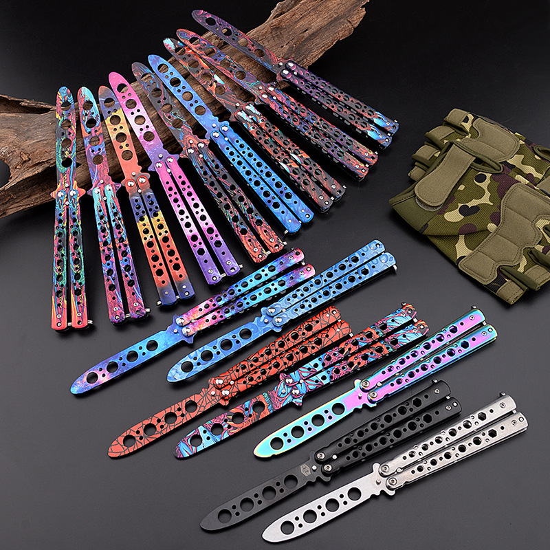 The head worker in the CSGO game practiced butterfly, trained with 4-hole tools, practiced folding and swinging the knife, and the butterfly knife full figure