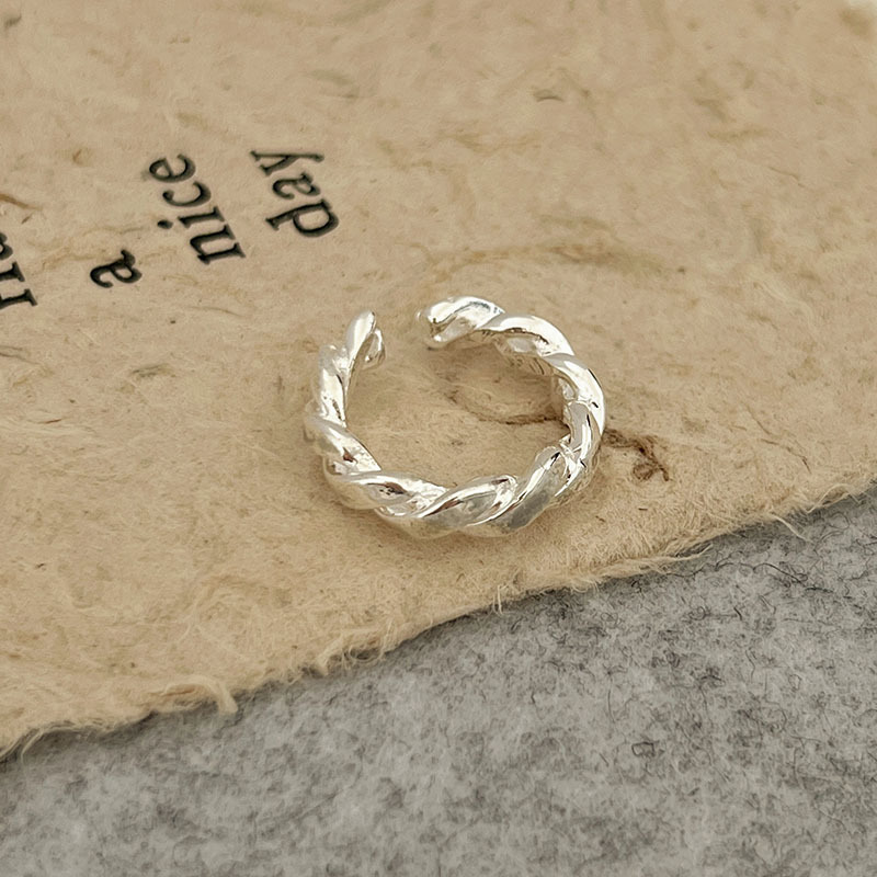 In 2024, the new style of the index and middle fingers features a unique and trendy Japanese and Korean style. The adjustable finger is simple and mixed with a plain silver ring for women Application Scenario