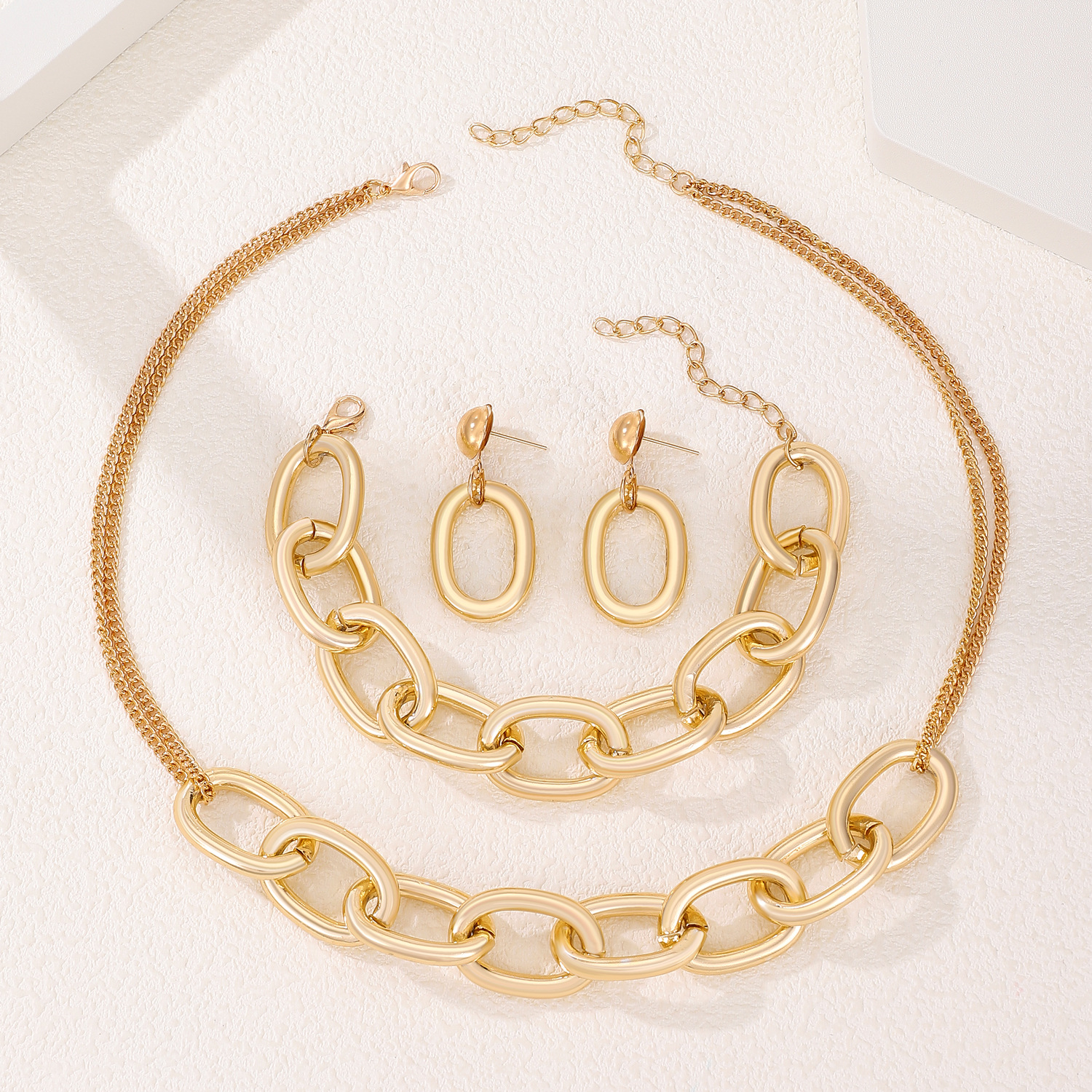 Cross-border new thick chain jewelry set ins style Europe and America simple chain necklace set punk hip hop jewelry Application Scenario