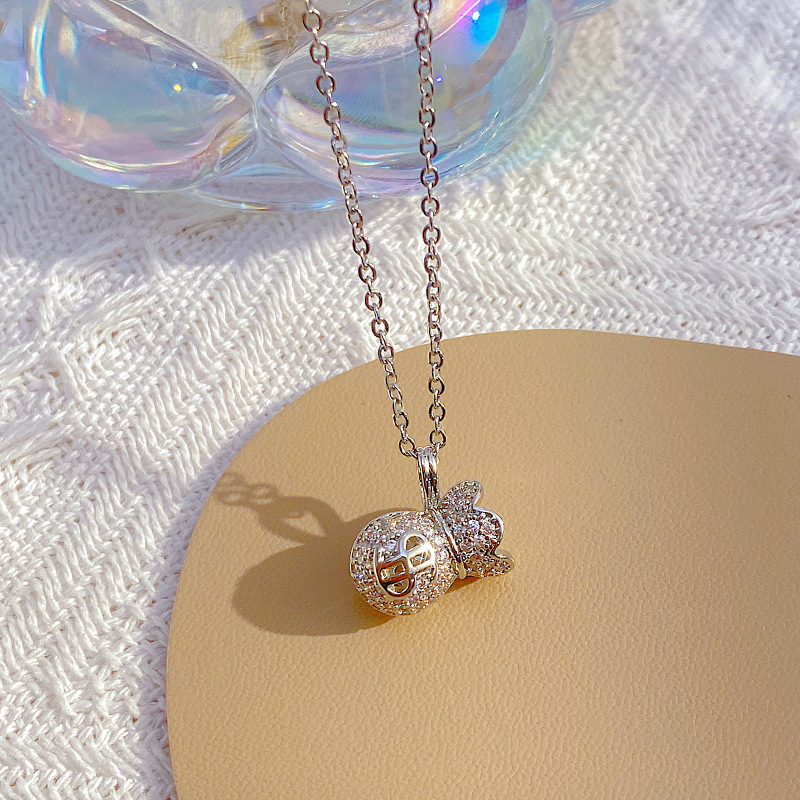 Japanese and Korean light luxury style US dollar money bag pendant titanium steel necklace for women, unique and non-fading, popular collarbone chain, versatile accessory Application Scenario