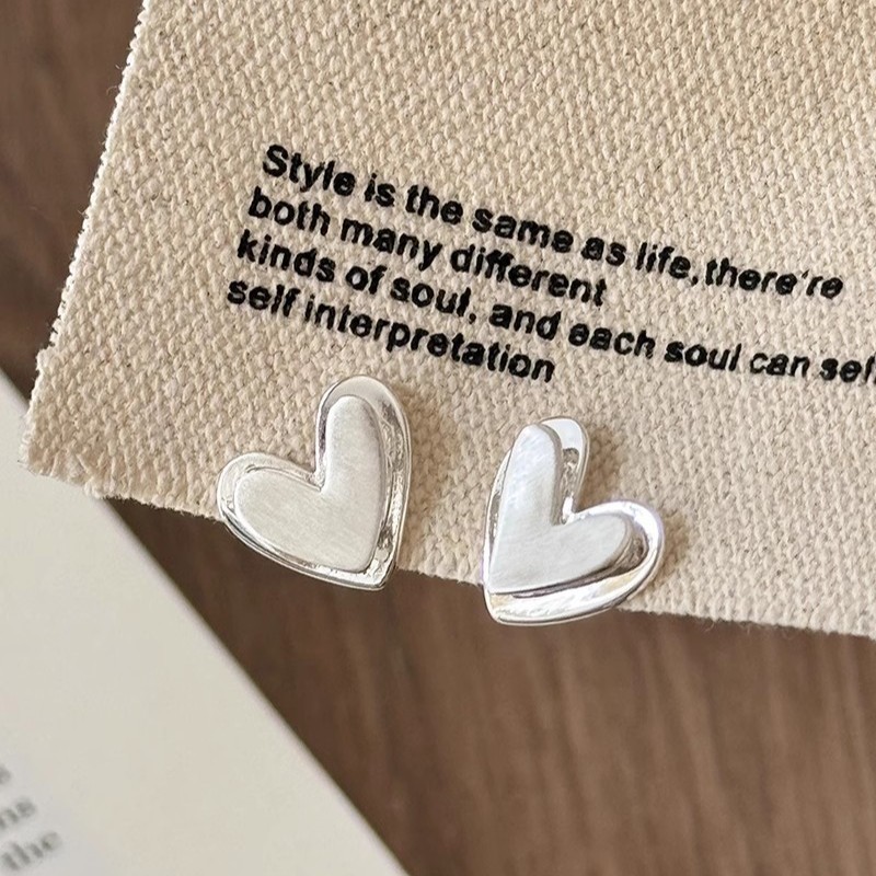 Frosted three-dimensional heart-shaped brushed stud earrings for women, simple and cool ins style versatile earrings, fashionable and elegant commuting earrings Specification drawing