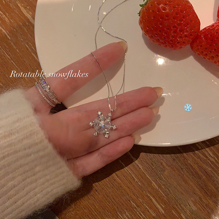 Rotatable snowflake titanium steel necklace, a high-end, light luxury diamond-encrusted octagonal star pendant, a niche new collarbone chain Application Scenario