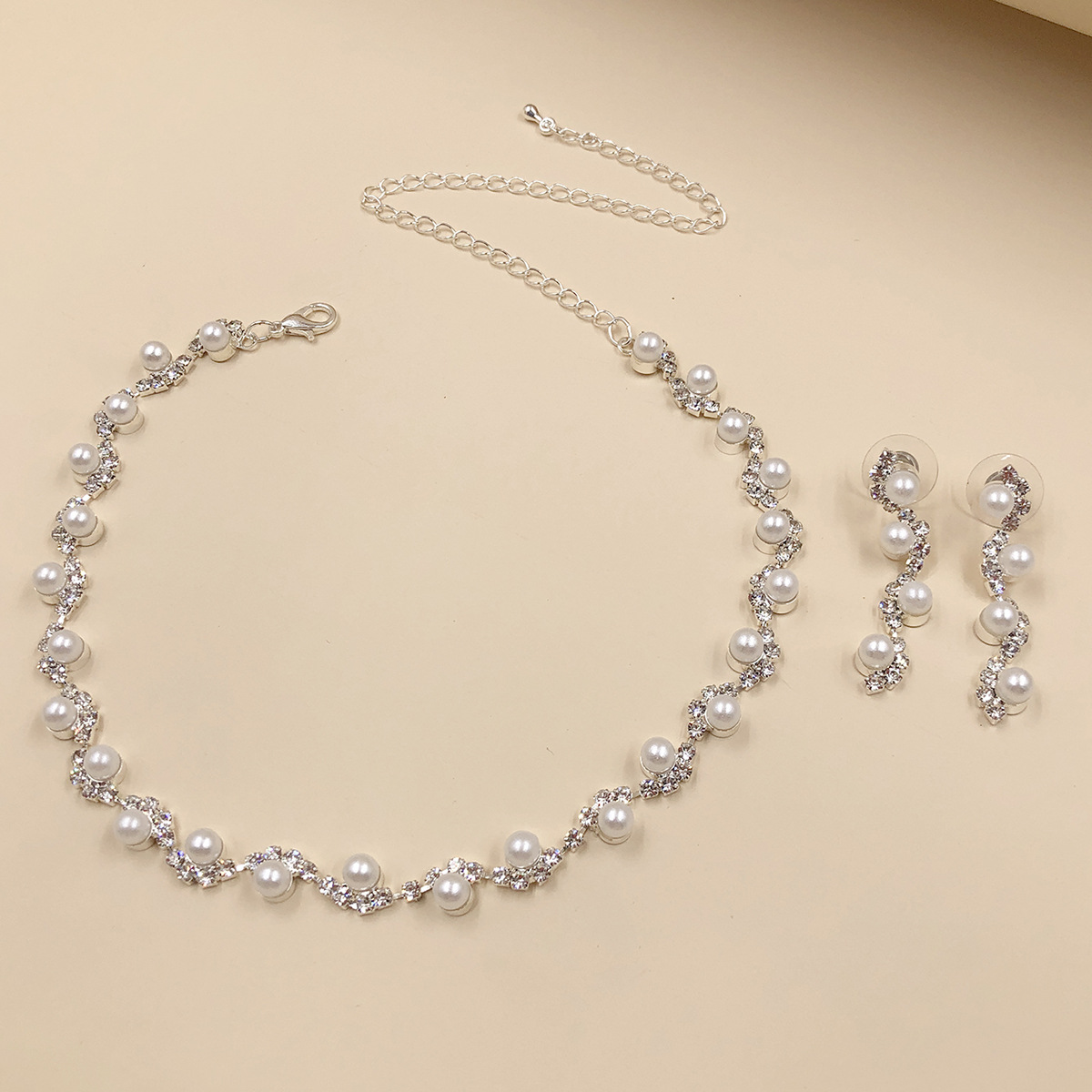 Cross-border wedding accessories, European and American fashionable and simple diamond-encrusted set necklaces, earrings, bridal wedding jewelry for women Application Scenario