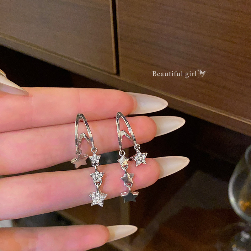 Silver needle sparkling diamond five-pointed star tassel earrings, a niche design for women, trendy stud earrings, a fashionable and versatile accessory for hot girls full figure
