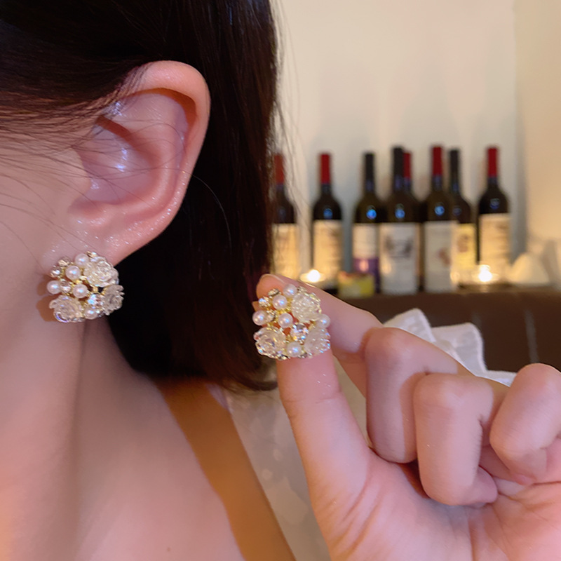 French sweet and elegant flower earrings, a light luxury, niche and high-end look for women, simple and hollowed-out camellia stud earrings details Picture