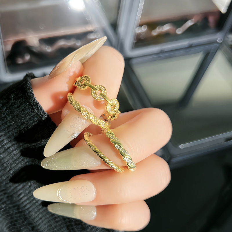 This simple geometric twist plain ring with a small open ring exudes a cold and elegant feminine charm. It is a niche, fashionable and versatile index finger ring trend Application Scenario