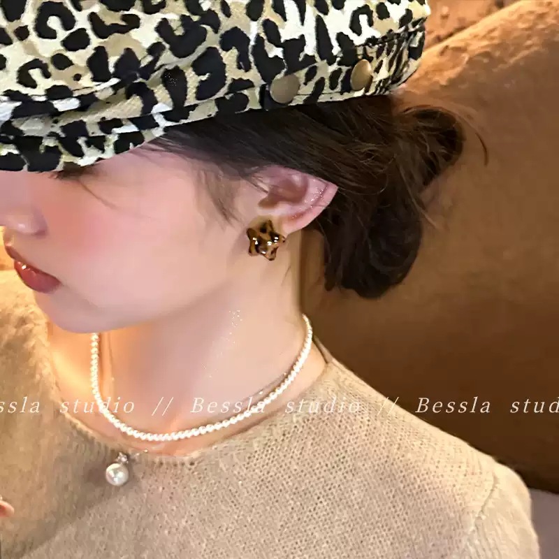 Maillard retro leopard print five-pointed star pearl earrings for Women 2024 New style, unique and high-end, elegant and sophisticated earrings for socialite details Picture