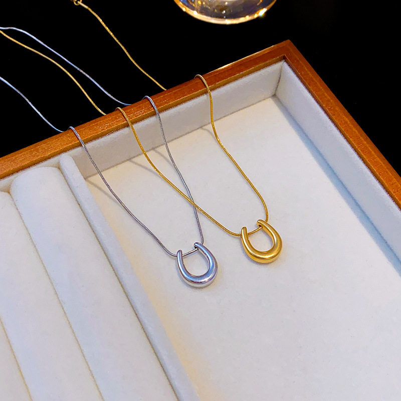 European and American stainless steel hollow horseshoe snake bone necklace for women, a niche and elegant light luxury collarbone chain, a popular and non-fading accessory full figure