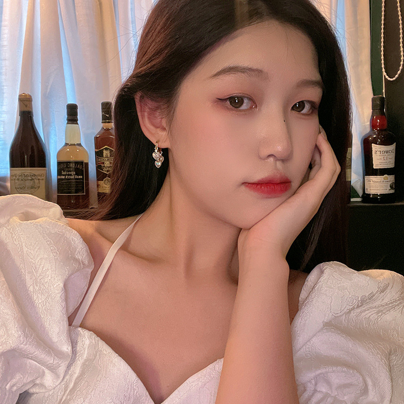 Japanese and Korean style fashionable zircon heart-shaped ear buckles, women's niche design sense, versatile and simple fringed ear studs, high-end earrings Specification drawing