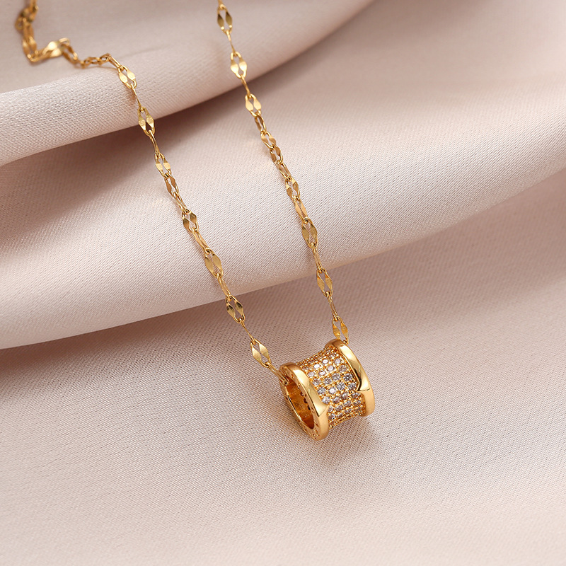 European and American golden luxury mini waist titanium steel necklace, women's personality, high-end sense, fashionable Internet celebrity collarbone chain, niche accessory full figure