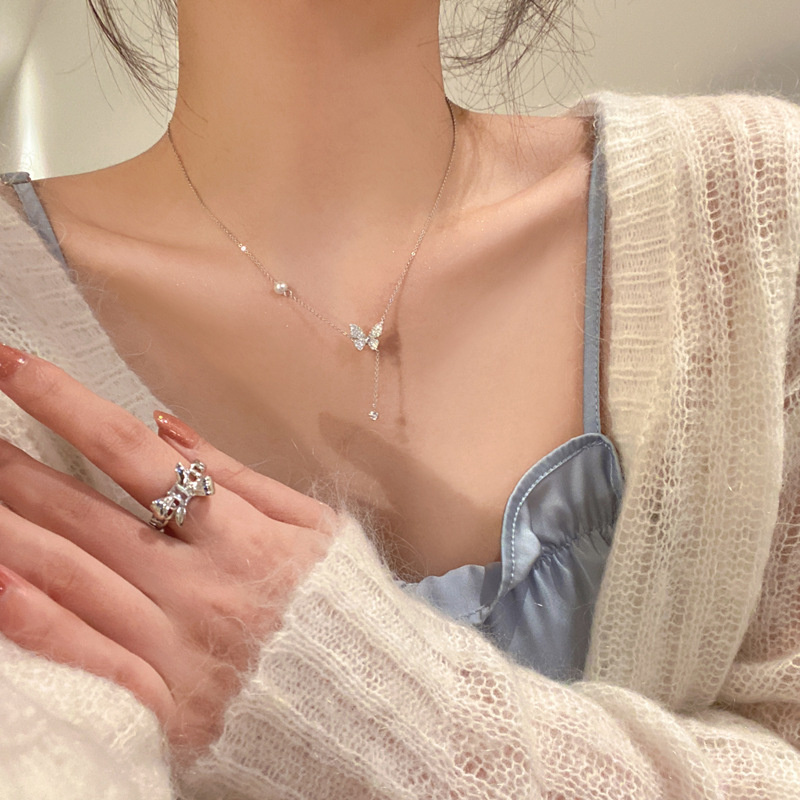 A super ethereal and elegant bow pearl necklace for women, with a light luxury, niche and high-end feel, is versatile and personalized. It's a best-selling collarbone chain accessory Application Scenario