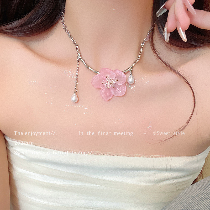 Sweet pink flower pendant necklace for women, 2025 new style, versatile, elegant and high-end, the same neckchain accessory as the Internet celebrity Application Scenario
