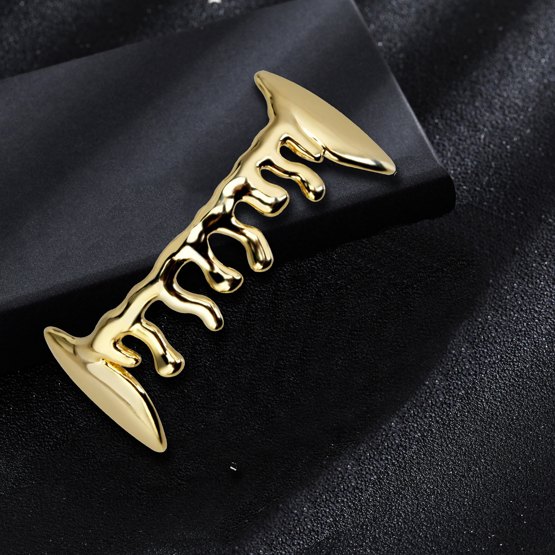European and American style hip-hop braces Flame are selling well. Hiphop braces Vampire Irregular teeth grills Flame details Picture