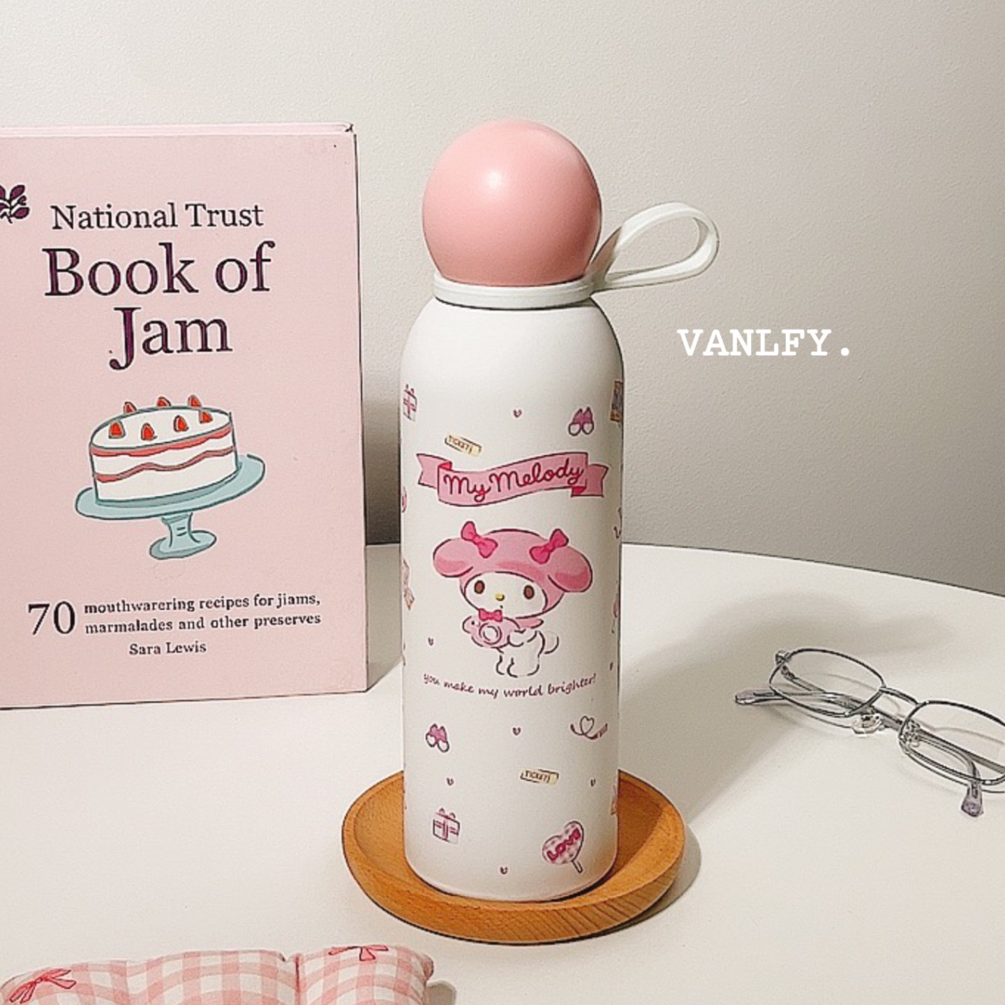 The new stainless steel 304 insulated cup from ins is cute and cartoonish for girls. It is portable and has a high level of appearance. It is a portable water cup with a handle full figure