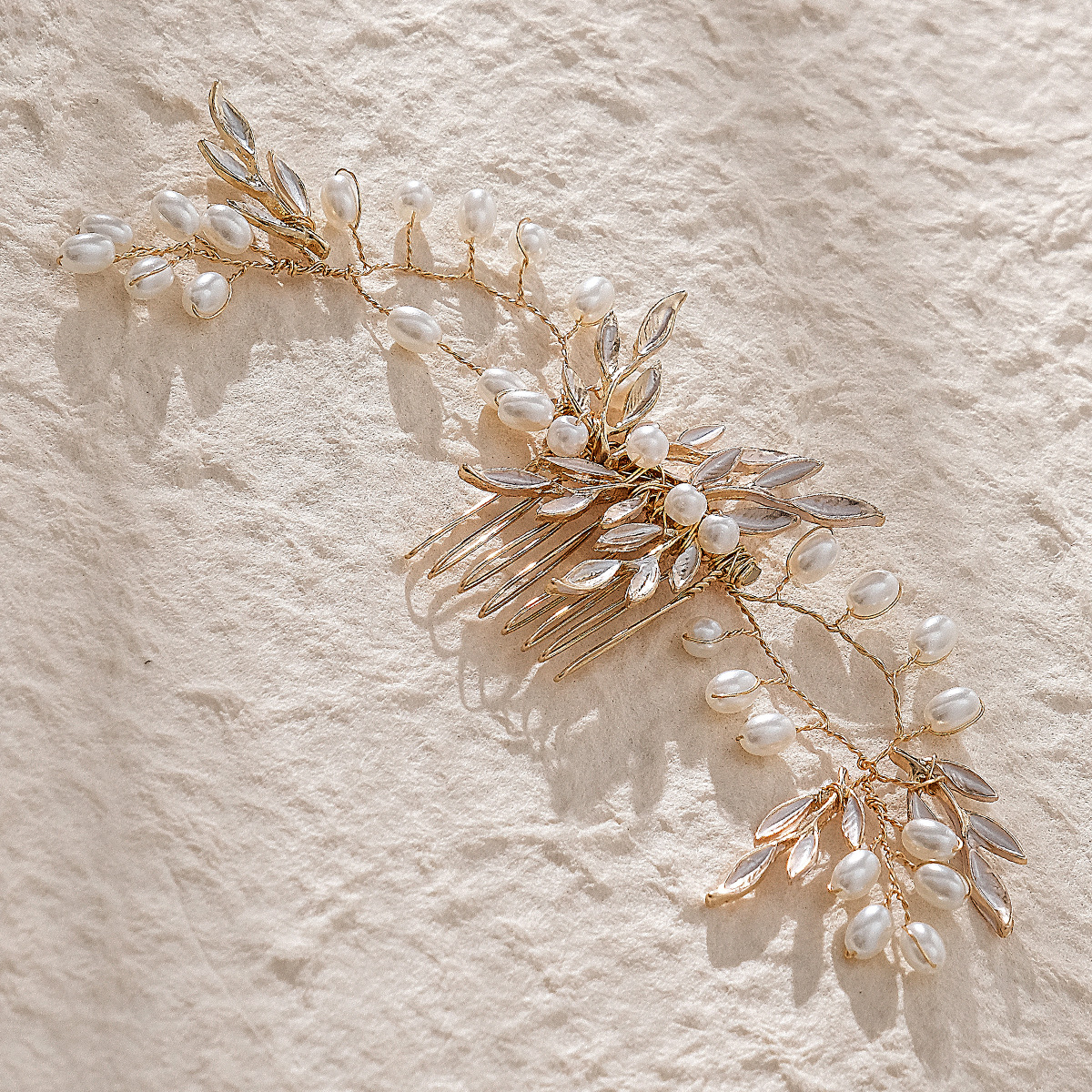 Cross-border Amazon bride headwear, high-end handcrafted hair comb, thin-coated alloy leaves, pearl bride insert comb details Picture