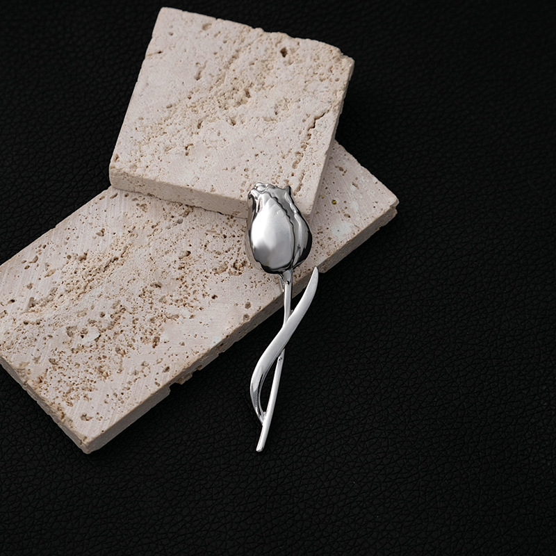 A new cross-border luxury metal rose brooch from Europe and America, featuring a unique, elegant, creative design and exquisite accessories Specification drawing