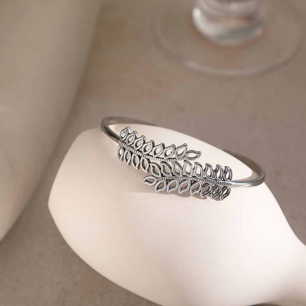 The new cross-border leaf bracelet from Europe and America, with an electroplated rose gold opening and a unique smooth finish, is selling well for women. It features an original design Application Scenario