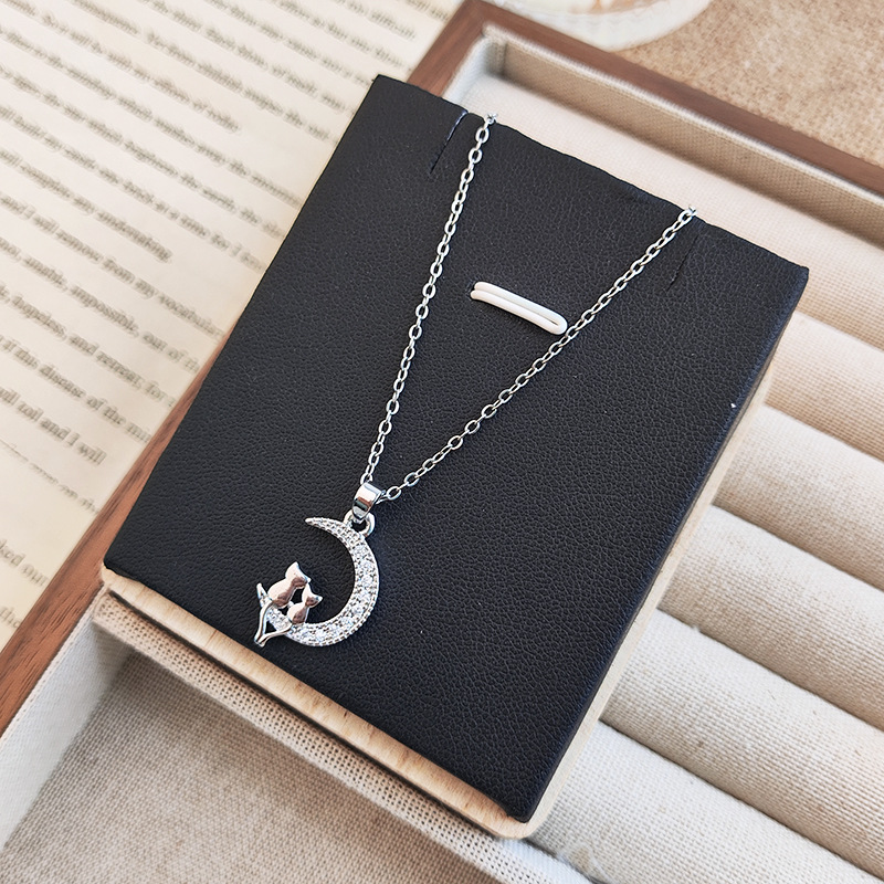 Creative design sense Moon Cat pendant Zircon full diamond necklace, niche light luxury, versatile collarbone chain, lover's gift Application Scenario