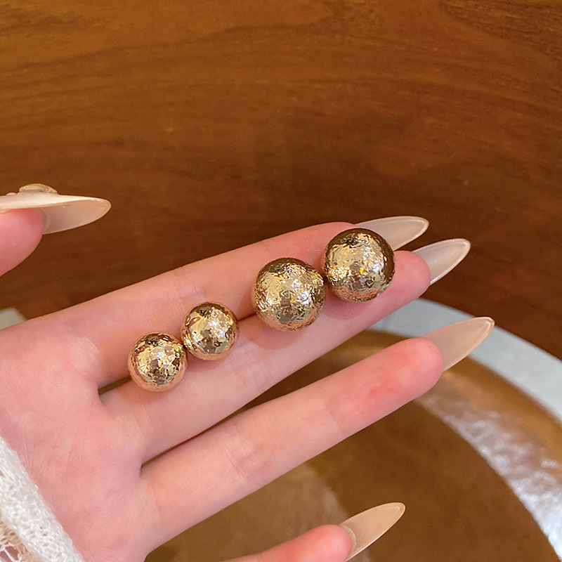 Irregular spherical pearl stud earrings, a niche design with a cold and aloof style for women, exude a sense of high-end and fashionable commuting earrings wholesale Specification drawing