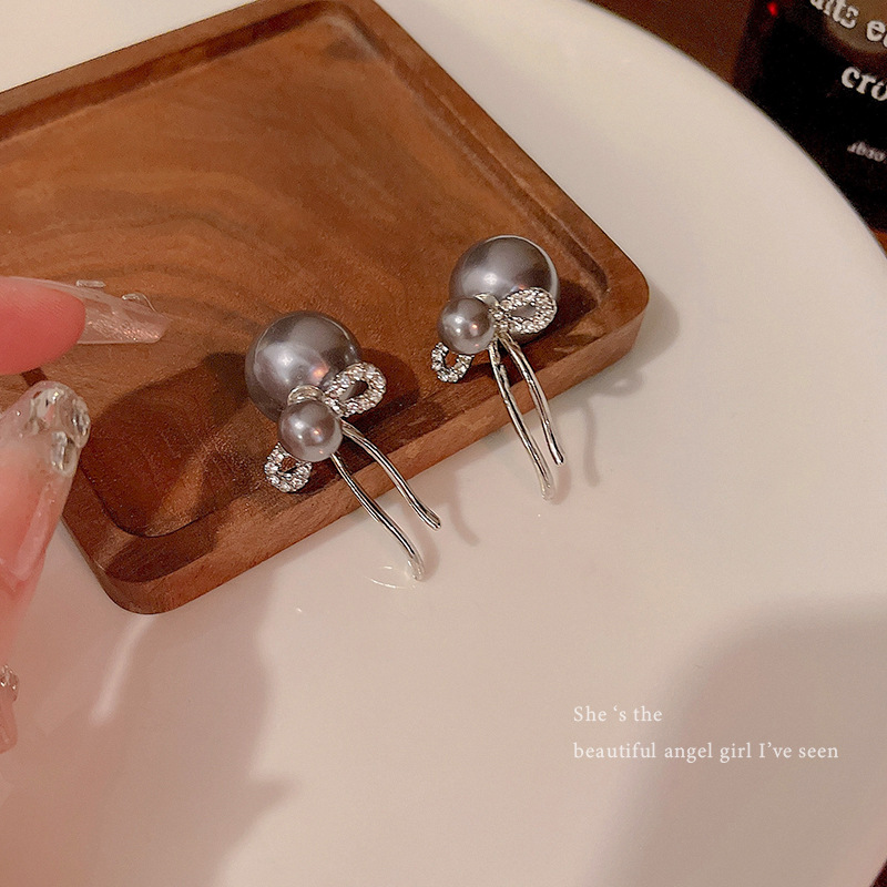 Cold grey pearl bow earrings for women, exquisite and high-end look, diamond-encrusted stud earrings, retro Hong Kong-style earrings wholesale Specification drawing