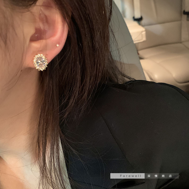 Pigeon egg oval, petite ear studs, feminine, light luxury, gentle earrings, niche design, high-end feel, versatile earrings Application Scenario