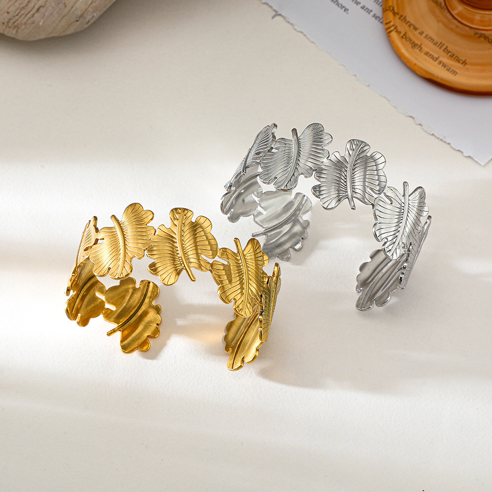 New high-end cross-border electroplated bracelet for women, exaggerated smooth surface, stainless steel opening, best-selling in Europe and America, original design sense details Picture