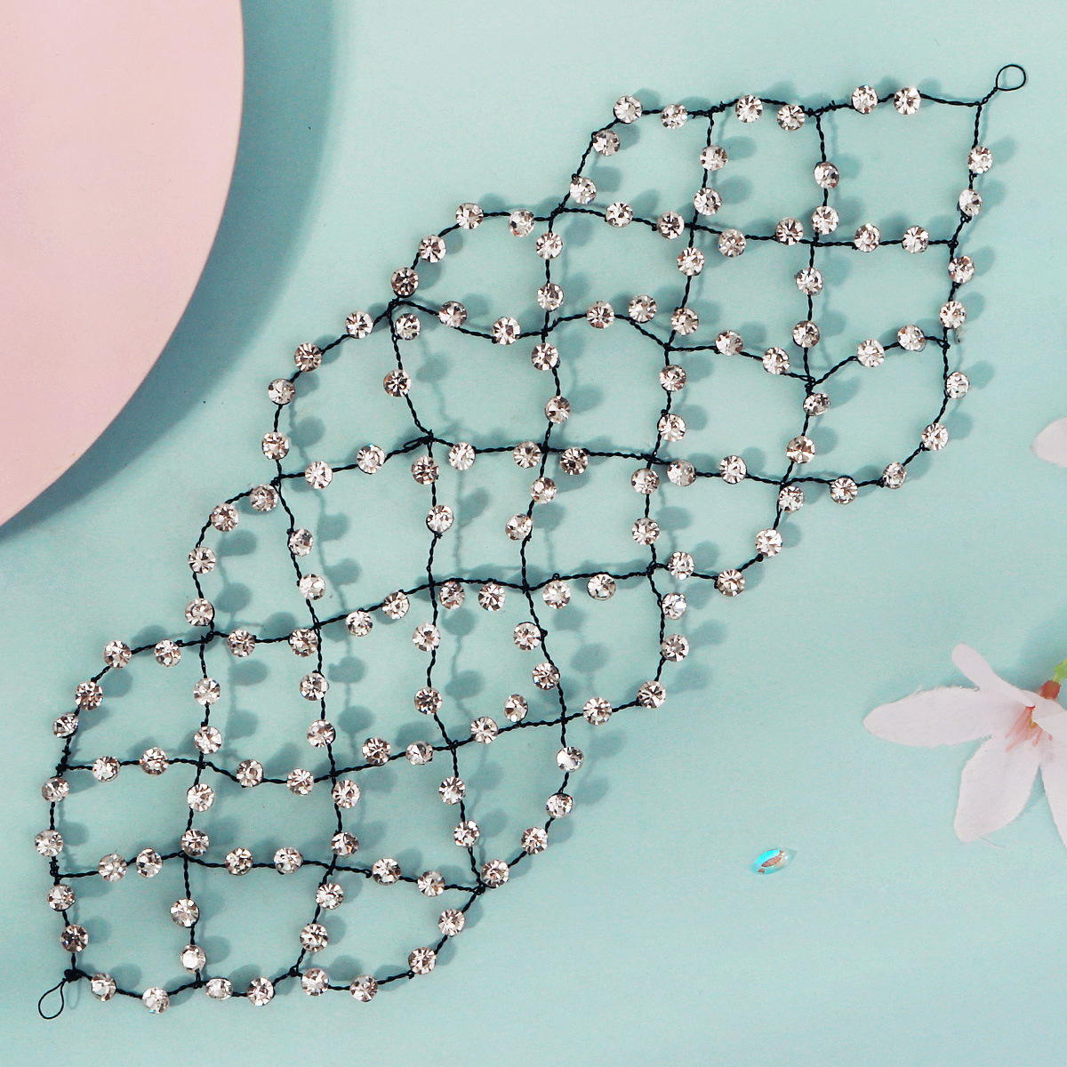 The new cross-border European and American bride headband is simple and fashionable with a ethnic style. It is a soft headband with hand-woven grid and drill bit inlay details Picture