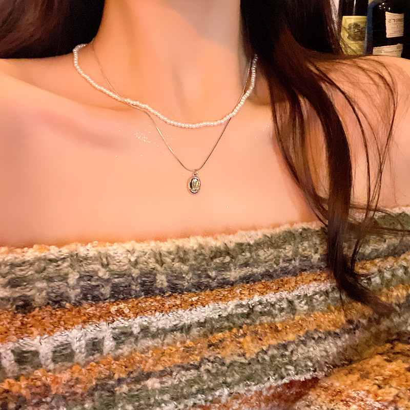 The light luxury French double-layer pearl pendant necklace exudes a sense of sophistication for women. The layered collarbone chain is a popular and trendy necklace accessory Specification drawing