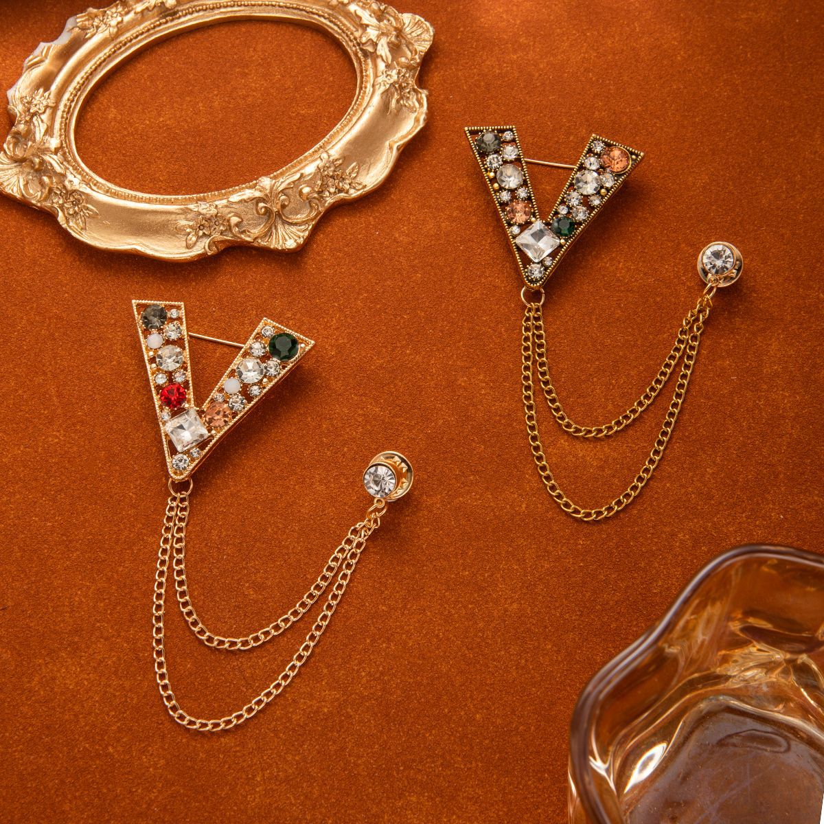 British mid-style suit brooch, retro diamond-encrusted tassel chain brooch, elegant and fashionable chest accessory with a sense of high-end sophistication details Picture