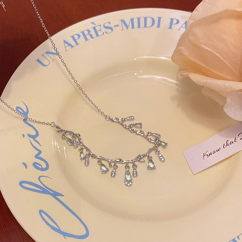 This cold and elegant diamond-encrusted water-drop titanium steel necklace exudes a high-end feminine charm. It features a retro collarbone chain and is a popular neckchain accessory Application Scenario