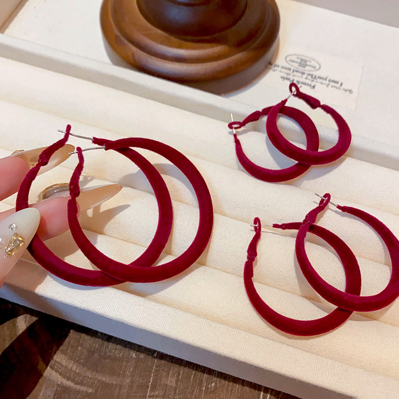 The Ankela red velvet large circle earrings for women's autumn and winter are a unique and exaggerated ear ring. They are versatile and exude a sense of elegance and sophistication Specification drawing