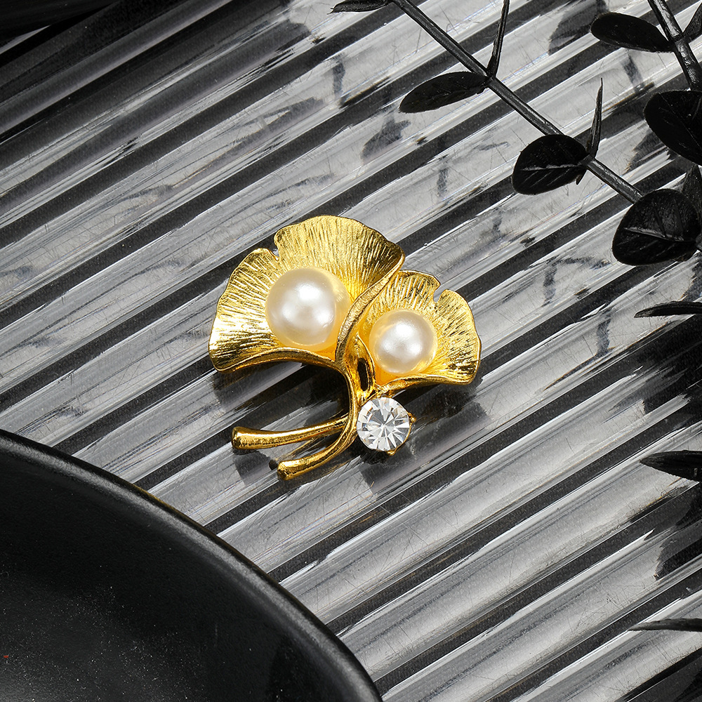 Simple country style diamond-encrusted pearl ginkgo leaf brooch, light luxury and high-end fashion coat, suit and shirt pin Specification drawing