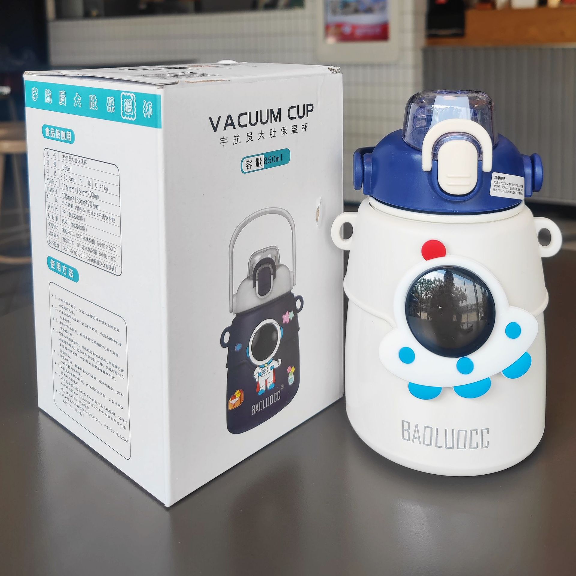 Astronaut insulated cup, big-belted Internet celebrity, high appearance level water bottle, outdoor portable, hand-held, large-capacity stainless steel straw cup Application Scenario
