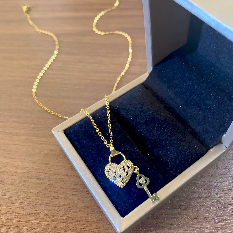 Fashionable and exquisite zircon heart key necklace, women's micro-inlay, versatile, popular titanium steel collarbone chain, elegant and light luxury accessory full figure