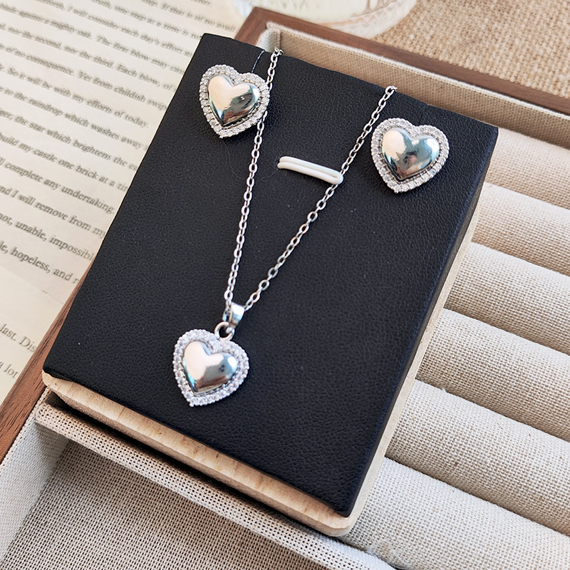 Fashionable new full-diamond heart-shaped pendant titanium steel necklace, versatile for women, popular collarbone chain, simple accessory wholesale Specification drawing