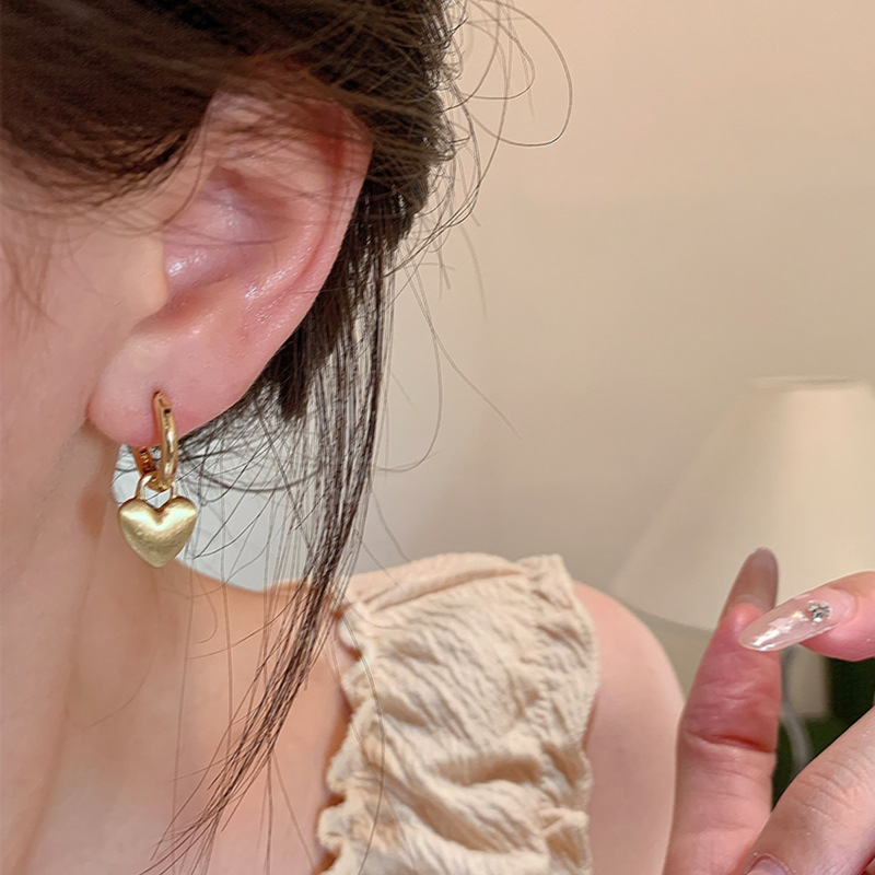 Golden brushed heart-shaped ear ring earrings for women, simple and fashionable commuting ear buckles, niche design sense, elegant stud earrings Application Scenario