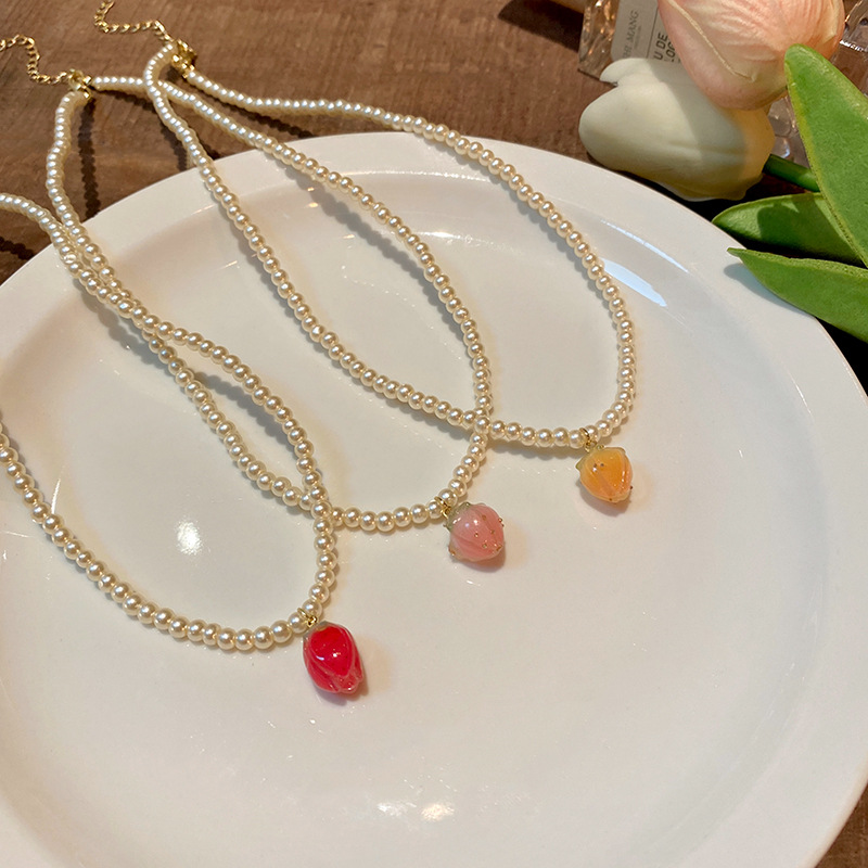 Sweet and retro strawberry pearl necklace, a versatile, individualistic and high-end collarbone chain accessory details Picture