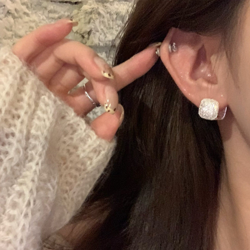 Korean-style fine sparkling cube sugar pearl earrings for women, with a unique, light luxury and high-end feel, and the same style of double-sided ear buckles as the popular earrings on the Internet Application Scenario