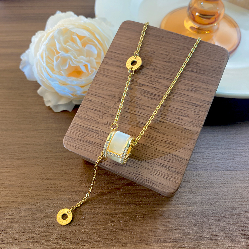 The new 18k gold-plated Korean version of the trendy fringed waist titanium steel necklace for women with a diamond-encrusted pendant and a light luxury collarbone chain details Picture
