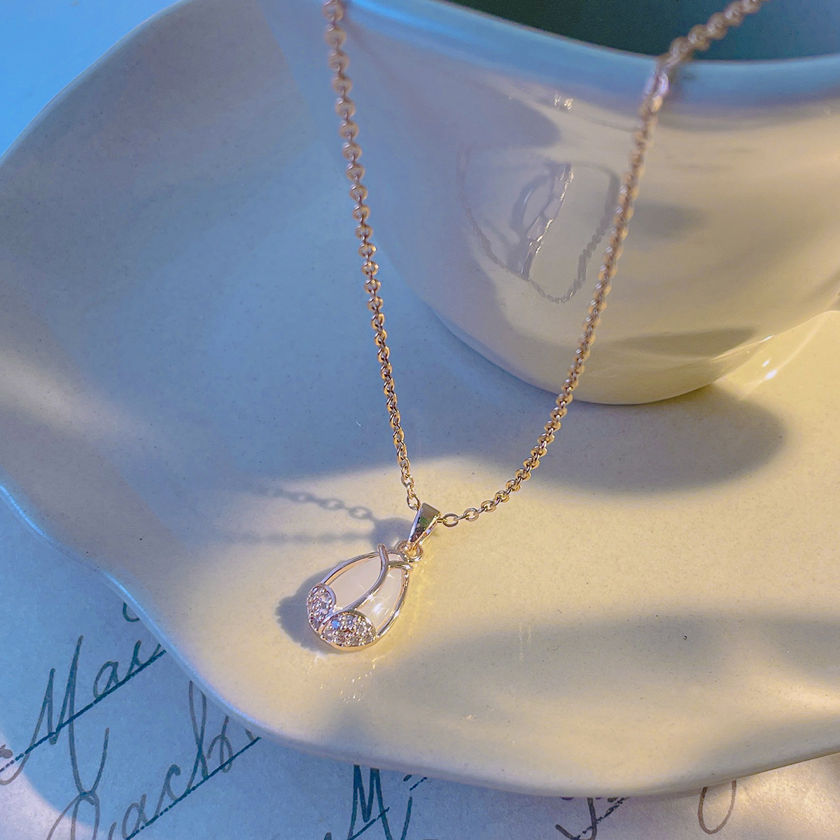 Japanese and Korean style light luxury cat's eye stone tulip pendant titanium steel necklace, women's niche high-end style versatile collarbone chain accessory details Picture