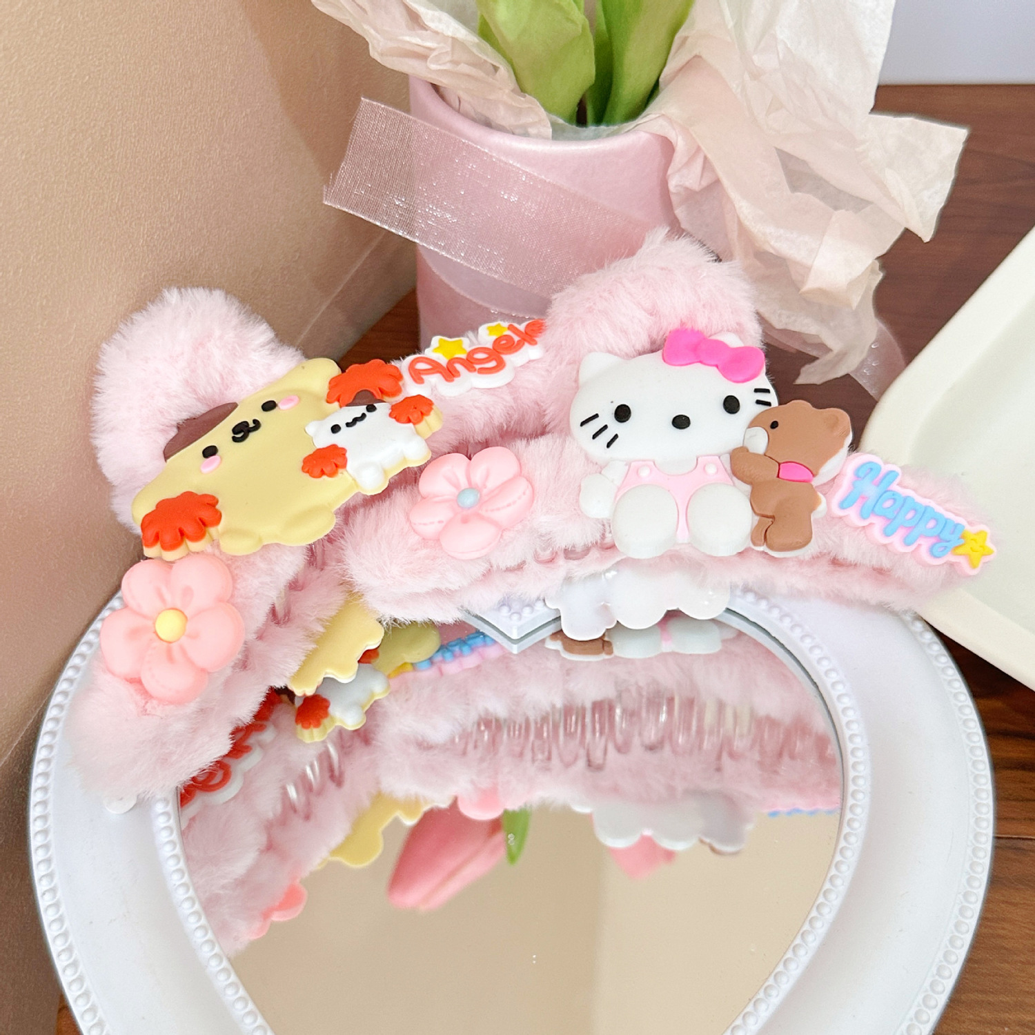 Children's hair clips are fluffy. New cartoon Sanrio claw clips and shark clips on the back of the head are cute children's hair accessories Application Scenario