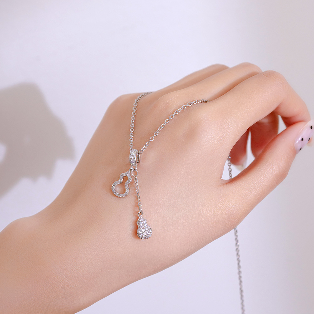 A light luxury Japanese and Korean style silver fringed gourd necklace with full diamonds, a unique and elegant titanium steel collarbone chain, and a high-end accessory Specification drawing