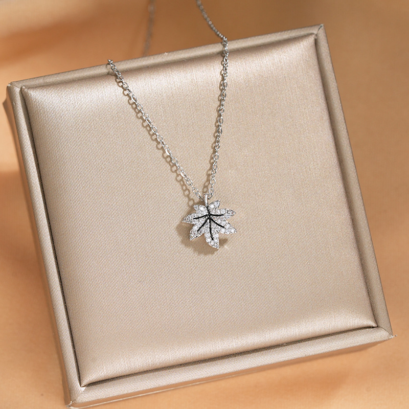 The same exquisite zircon maple leaf pendant titanium steel necklace as on Xiaohongshu, a fashionable, simple and elegant collarbone chain accessory for women Specification drawing