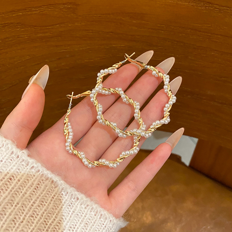 Korean bestsellers' twisted pearl circle earrings are fashionable, elegant, simple and high-end, with exaggerated large ear loops and stud earrings full figure